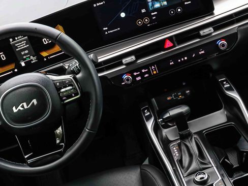 Certified 2025 Kia Sorento S FWD image 18