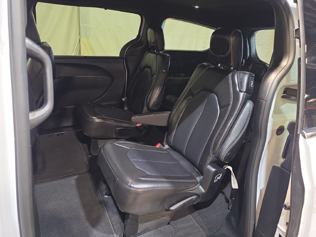 Used 2025 Chrysler Pacifica Select FWD image 23