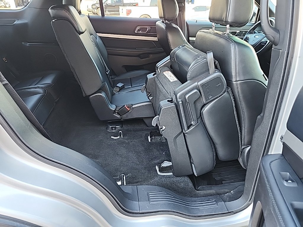 Used 2016 Ford Explorer XLT w/ Equipment Group 202A AWD/4WD image 31