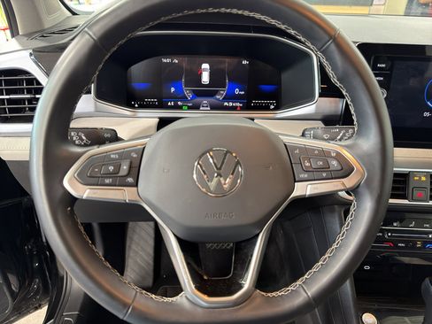 Used 2025 Volkswagen Taos SE AWD/4WD image 5