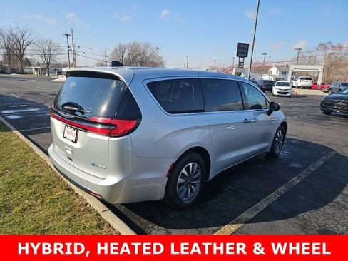 Used 2023 Chrysler Pacifica Touring-L image 7