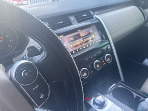 Used 2017 Land Rover Discovery HSE image 9