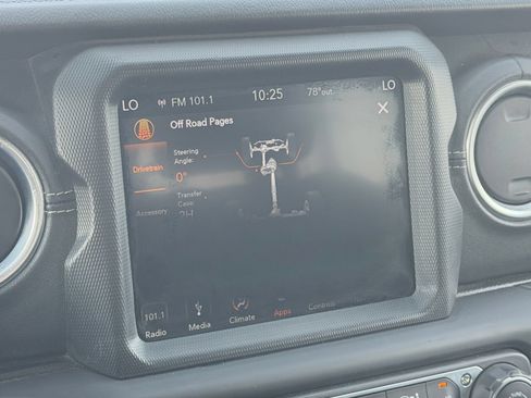Used 2018 Jeep Wrangler Unlimited Sahara AWD/4WD image 32