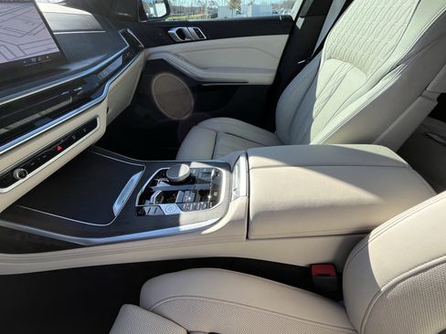 Used 2024 BMW X7 xDrive40i w/ Premium Package image 26