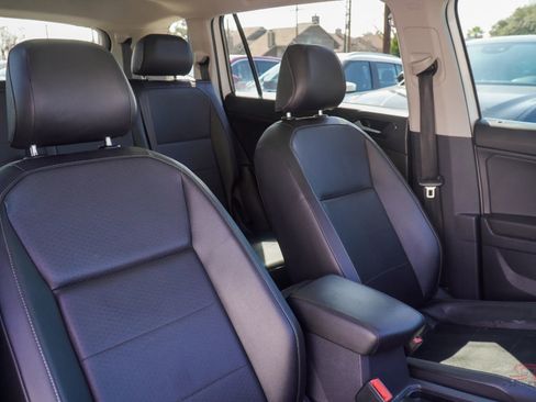 Used 2018 Volkswagen Tiguan SE w/ Panoramic Sunroof Package image 18