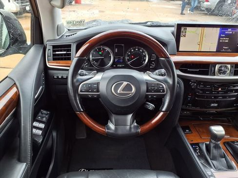 Used 2020 Lexus LX 570 4WD w/ 3rd Row & Luxury Pkg image 17