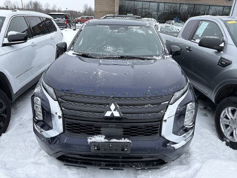 Used 2023 Mitsubishi Outlander SE Black Edition image 3