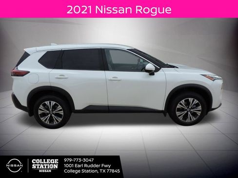 Certified 2021 Nissan Rogue SV image 2