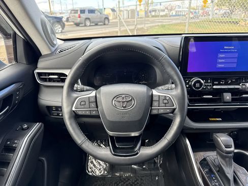 Used 2023 Toyota Highlander Platinum image 17