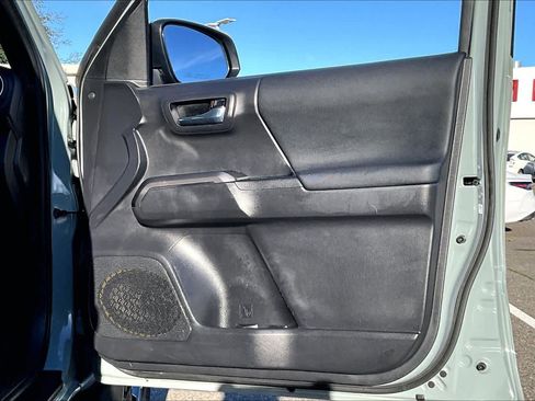 Certified 2022 Toyota Tacoma TRD Off-Road image 22