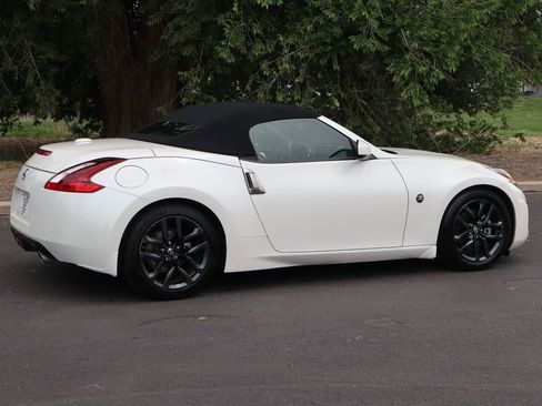 Used 2019 Nissan 370Z Touring RWD image 4
