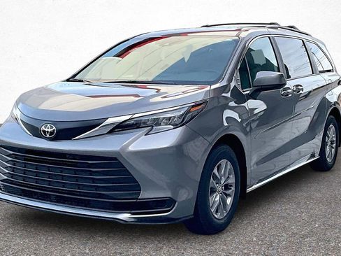 New 2026 Toyota Sienna LE image 2