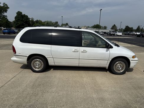 Used 1997 Chrysler Town & Country LXi image 3