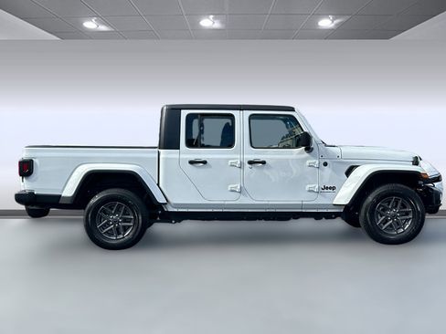 Used 2024 Jeep Gladiator Sport image 7