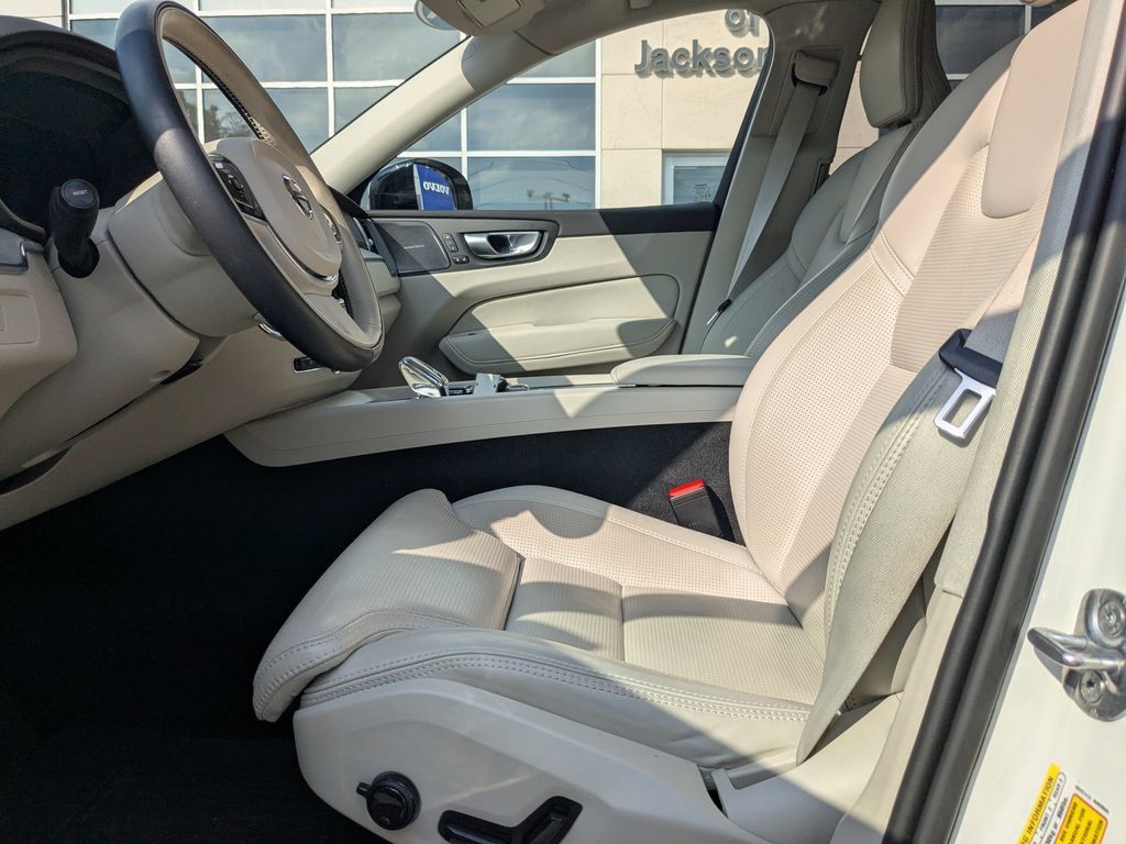 Certified 2024 Volvo XC60 B5 Ultimate w/ Protection Package Premier AWD/4WD image 2