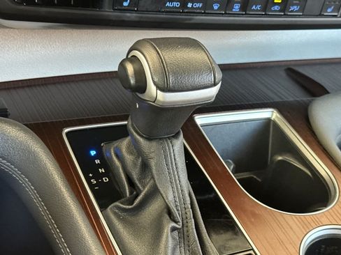 Certified 2024 Toyota Sienna XLE FWD image 21