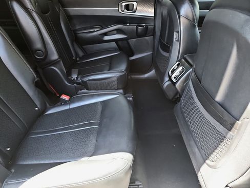 Used 2022 Kia Sorento S FWD image 17