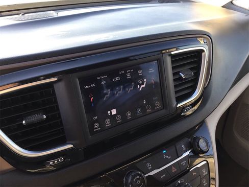 Used 2019 Chrysler Pacifica Touring image 14