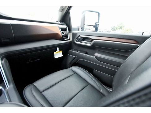 Used 2025 GMC Sierra 2500 Denali w/ Denali Reserve Package AWD/4WD image 8