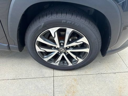 Used 2025 Toyota Corolla Cross XLE FWD image 9