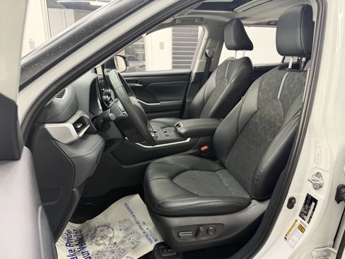 Used 2024 Toyota Highlander XLE image 14