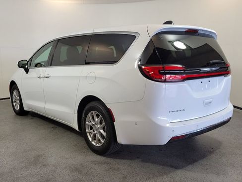 Used 2023 Chrysler Pacifica Touring-L FWD image 5
