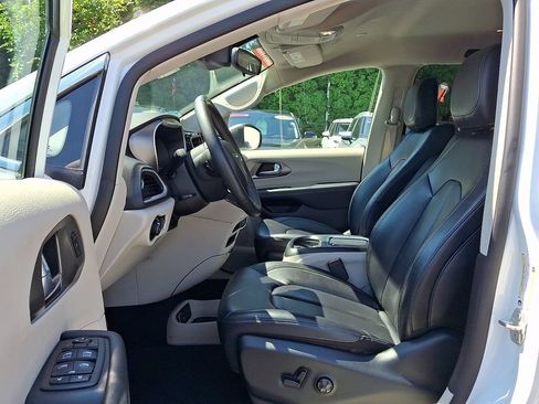 Used 2023 Chrysler Pacifica Touring-L FWD image 16