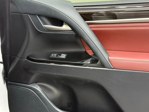 Used 2020 Lexus LX 570 4WD w/ 3rd Row & Luxury Pkg image 21