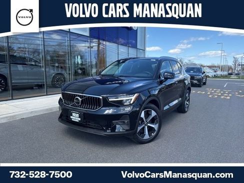 Certified 2025 Volvo XC40 B5 Plus AWD/4WD image 1