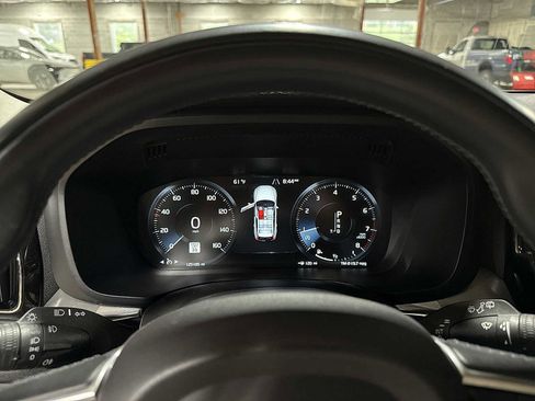 Used 2018 Volvo XC60 T6 Momentum w/ Advanced Package image 33