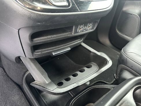 Used 2025 Chrysler Pacifica Select image 31