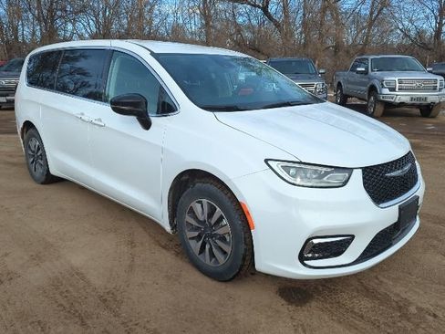 Used 2024 Chrysler Pacifica Select image 2