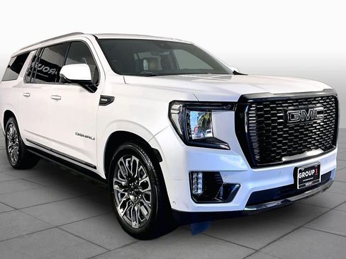 Used 2023 GMC Yukon XL Denali Ultimate AWD/4WD image 3