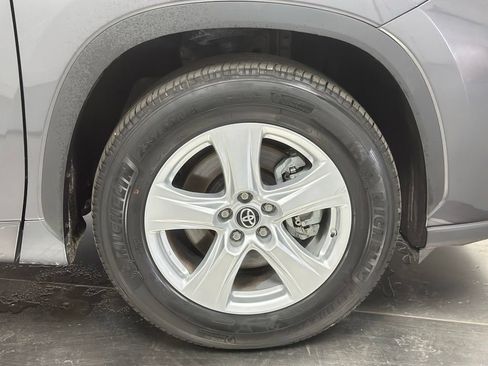 Used 2025 Toyota Highlander LE FWD image 24