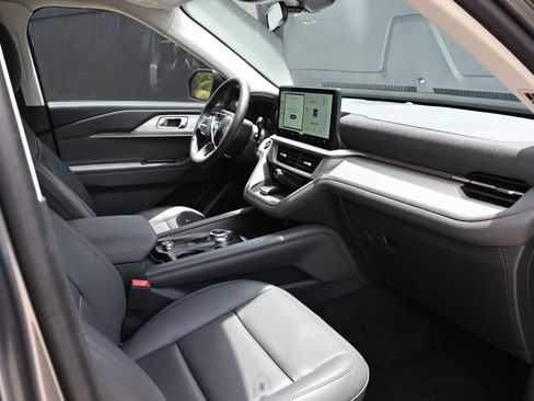 Used 2025 Ford Explorer Active w/ Active Comfort Package RWD image 16