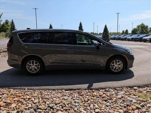 Used 2025 Chrysler Pacifica Select FWD image 6