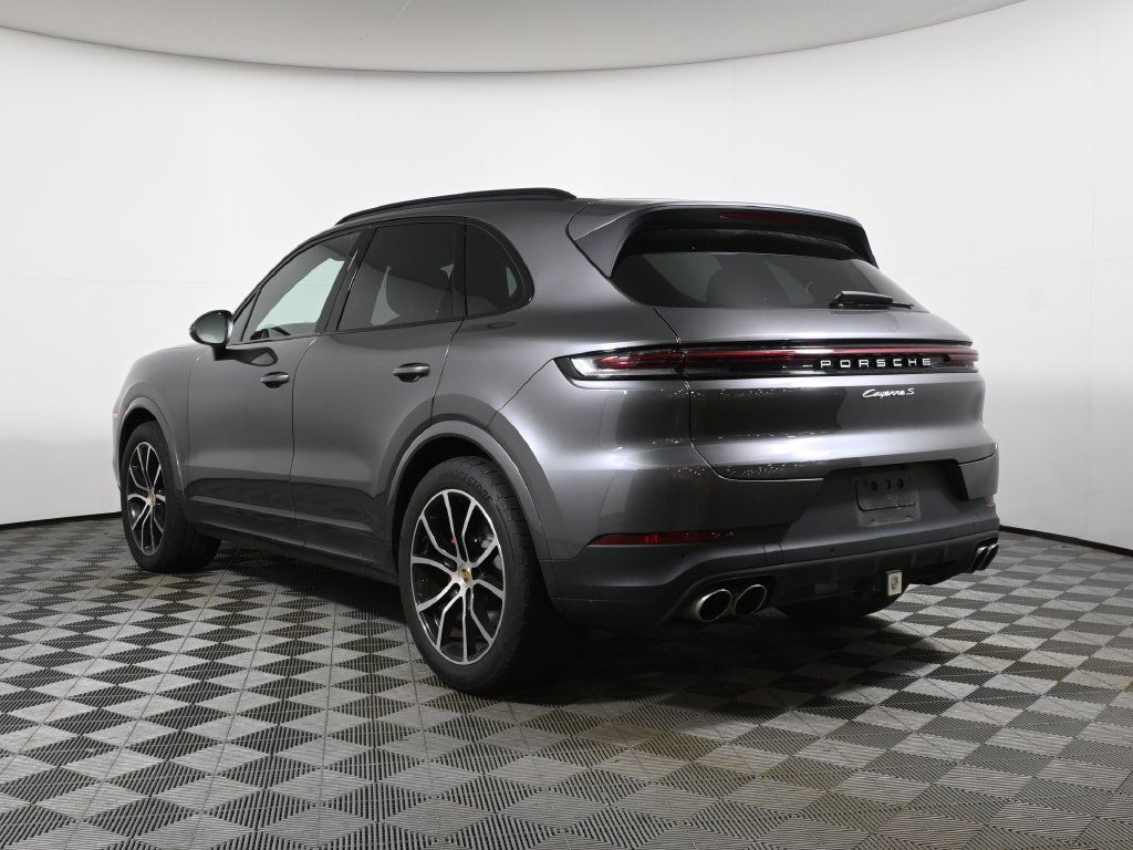 Used 2024 Porsche Cayenne S AWD/4WD image 3