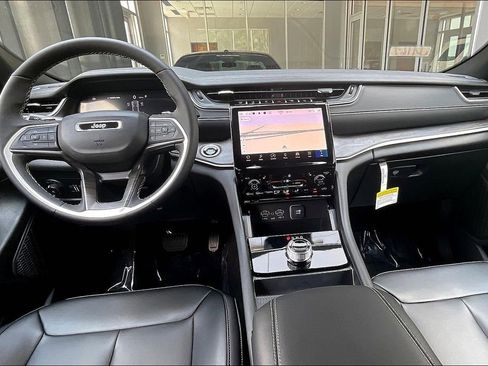 New 2025 Jeep Grand Cherokee Limited image 9