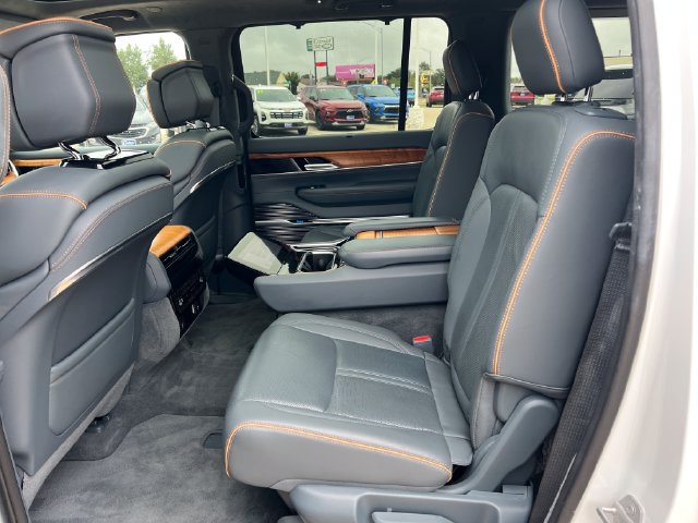 Used 2023 Jeep Grand Wagoneer Series II AWD/4WD image 16