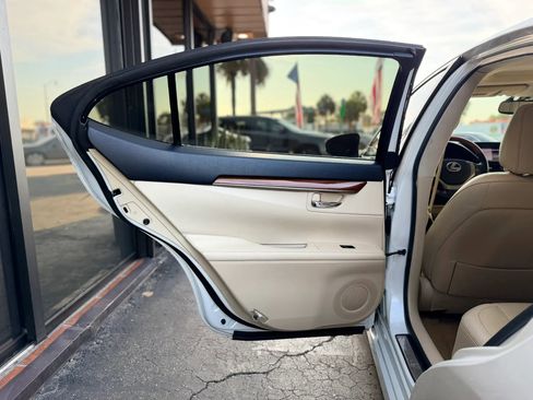 Used 2013 Lexus ES 300h w/ Luxury Pkg FWD image 17