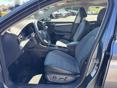 Used 2025 Volkswagen Jetta SE image 10