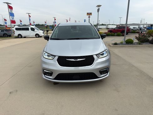Used 2024 Chrysler Pacifica Touring-L FWD image 2