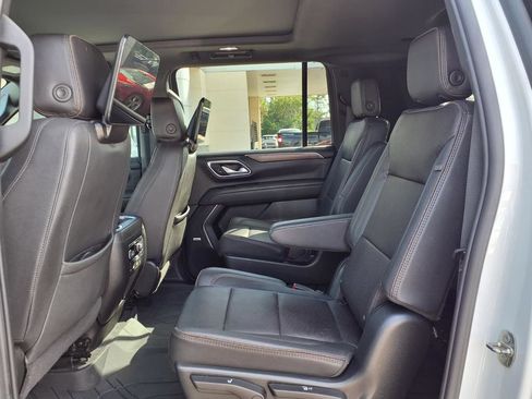 Used 2023 Chevrolet Suburban High Country RWD image 17