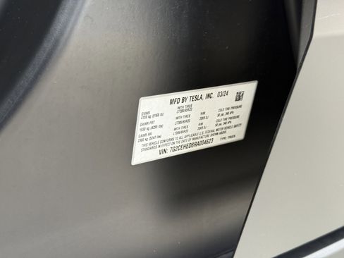 Used 2024 Tesla Cybertruck AWD Crew Cab image 32