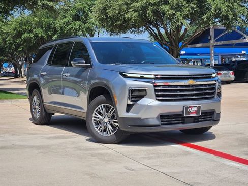 Used 2026 Chevrolet Traverse LT FWD image 2