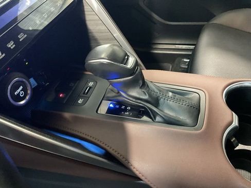 Used 2023 Toyota Venza Limited image 16