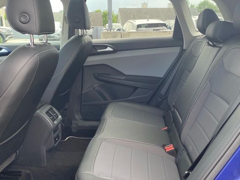 Certified 2023 Volkswagen Taos SE w/ Panoramic Sunroof Package AWD/4WD image 17