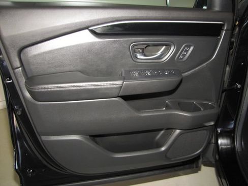 Certified 2025 Honda Pilot EX-L image 9