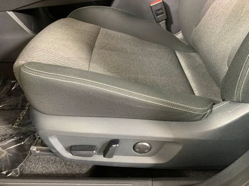 Used 2025 Nissan Rogue SV AWD/4WD image 19