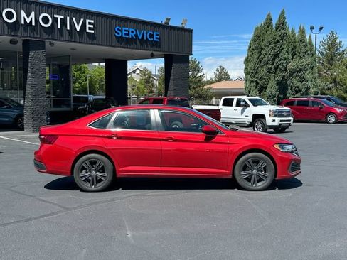 Used 2022 Volkswagen Jetta SE FWD image 2